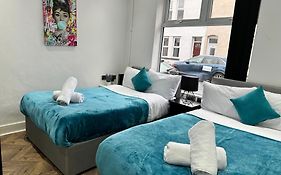 4 Bed 4 Bath House With Free Parking, 5 Mins To Lfc And 15 Mins To City Centre